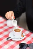 Kava su pienu ir cukrumi