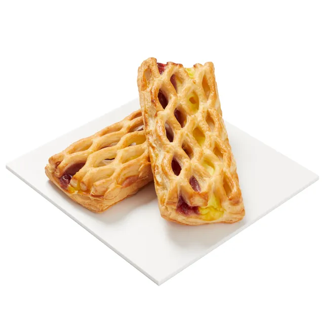 Pie with sweet cream and strawberries